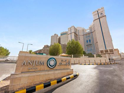 مدخل فندق أنجم بمكة المكرمة ولافتة الفندق أمام المبنى